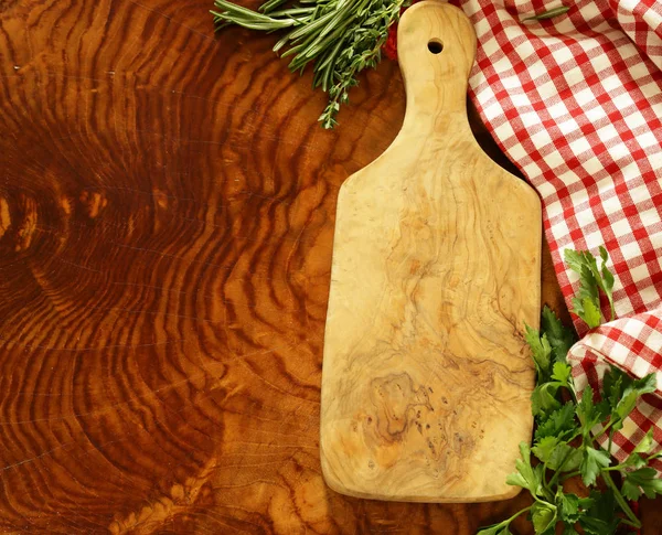ナプキンと木製キッチン テーブルの背景 — ストック写真
