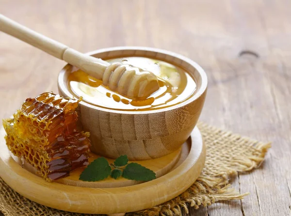 Natürlicher Bio Honig Und Bienenwaben Auf Einem Holztisch — Stockfoto