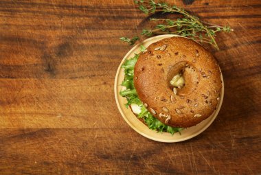 Çavdar simit jambon ve peynir ahşap bir masa üzerinde