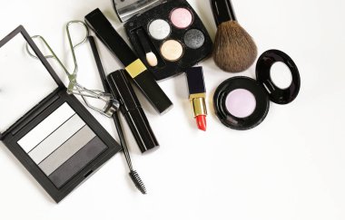 kozmetik makyaj - fırçalar ve göz gölgeler, ruj ve oje için ayarla