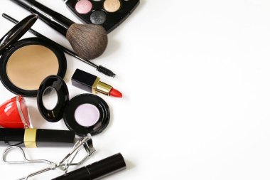 kozmetik makyaj - fırçalar ve göz gölgeler, ruj ve oje için ayarla