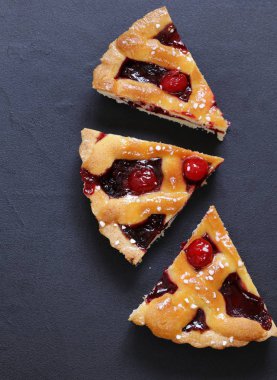 adet kiraz pasta tatlı içine doğranmış