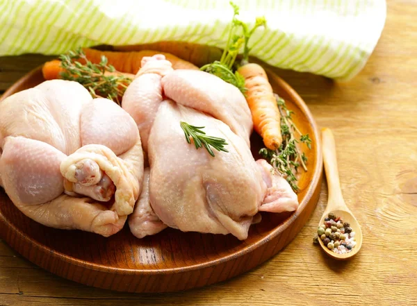 Kyckling Med Örter Och Kryddor Träskiva — Stockfoto