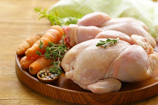 Pollo Crudo Con Hierbas Especias Una Tabla Madera —  Fotos de Stock