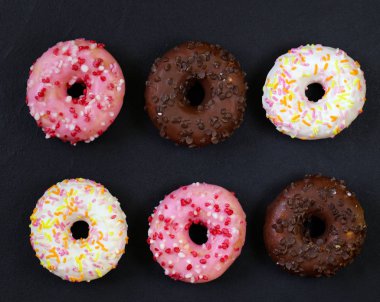 şeker ve çikolata renkli sır ile tatlı çörek