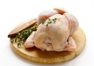 otlar ve baharatlar ahşap oyun tahtası ile çiğ tavuk