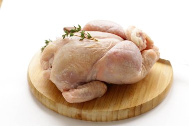 otlar ve baharatlar ahşap oyun tahtası ile çiğ tavuk