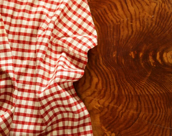 背景のナプキンと木製キッチン テーブル — ストック写真