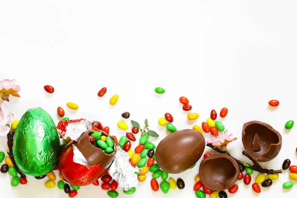 お菓子のキャンディーとチョコレート卵イースター装飾 — ストック写真