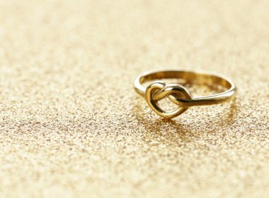 Altın kalp şeklinde yüzük St Sevgililer günü tatil için