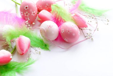 Çiçek ve boyalı yumurta Paskalya dekorasyon