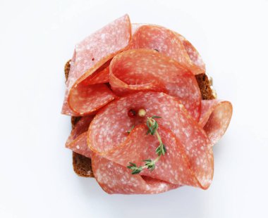 sosis salam beyaz bir arka plan üzerine dilimlenmiş