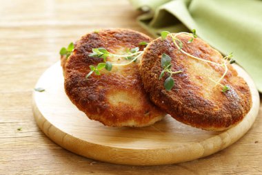 ahşap bir masa burger için kekik ile kızarmış pirzola