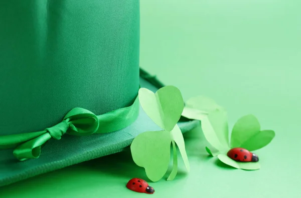 Patrick Day Yeşil Arka Plan Sembolleri Ile Bayram — Stok fotoğraf