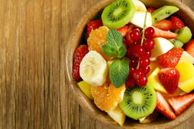 ahşap bir kase meyve salatası tatlı ve kahvaltı için
