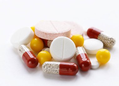 çeşitli ilaçlar ve ilaç beyaz bir arka plan üzerinde