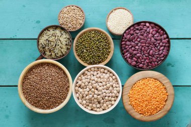 ahşap kase çeşitli hububat (fasulye, mercimek, pirinç, kinoa)