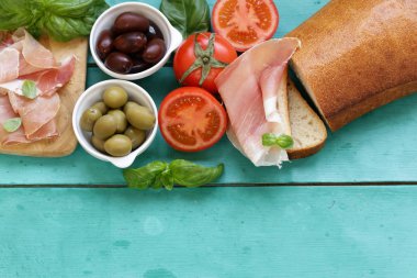 Parma jambonu, siyah ve yeşil zeytin - geleneksel İtalyan yemekleri