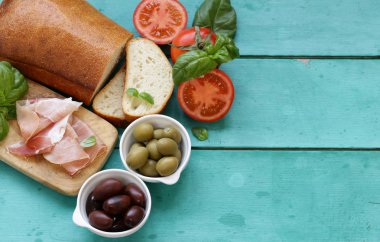 Parma jambonu, siyah ve yeşil zeytin - geleneksel İtalyan yemekleri