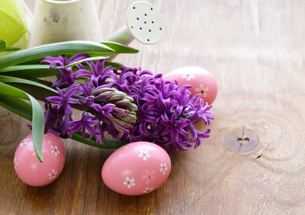 Natura Morta Pasqua Giacinti Fiori Primaverili Uova Dipinte — Foto Stock