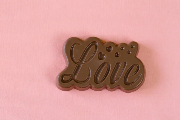Parola Cioccolato Amore Uno Sfondo Rosa — Foto Stock