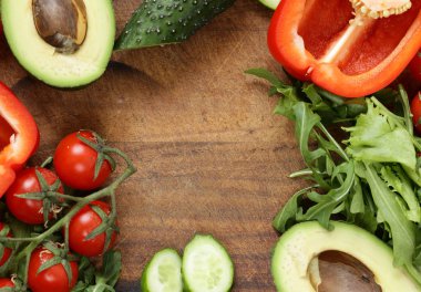 ahşap bir masa üzerinde taze salata sebze