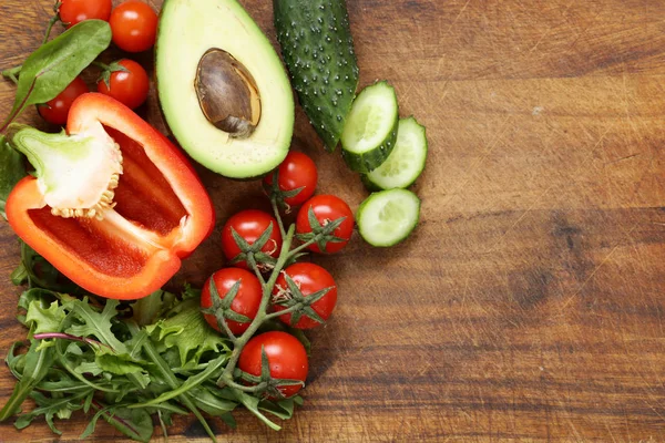 Légumes Pour Salade Fraîche Sur Une Table Bois — Photo