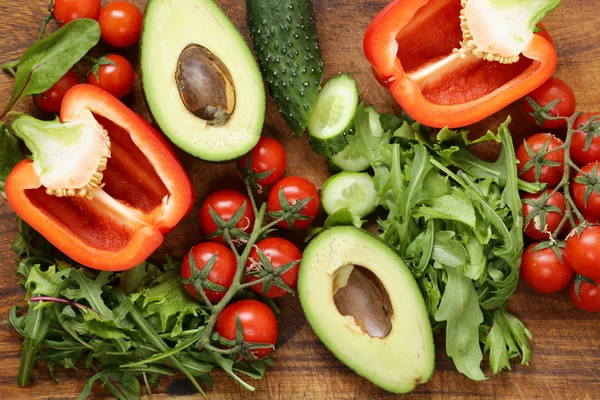 Gemüse Für Frischen Salat Auf Einem Holztisch — Stockfoto