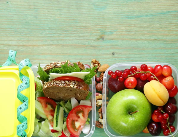 Egészséges Élelmiszer Ebéd Box Saláta Szendvics Gyümölcs — Stock Fotó