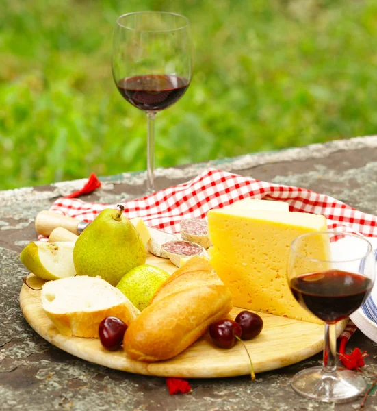 Сырная Тарелка Фруктами Вином Пикник — стоковое фото