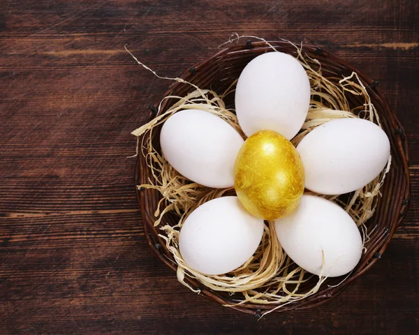 Altın Yumurta Ahşap Arka Plan Üzerinde Beyaz Yumurta — Stok fotoğraf