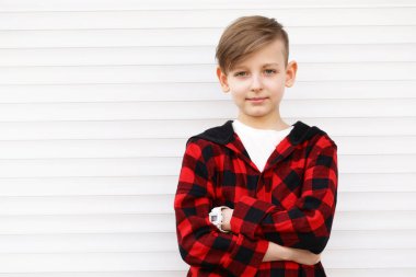 Sarışın yakışıklı beyaz arka plan üzerinde poz rahat kıyafetler