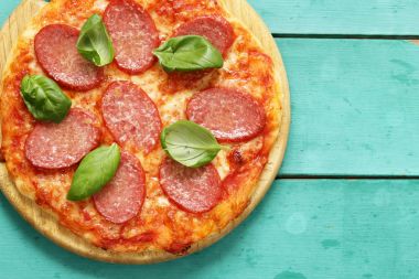 ahşap arka plan üzerinde taze Fesleğenli biberli pizza