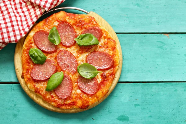 Pizza Salame Piccante Con Basilico Fresco Fondo Legno — Foto Stock