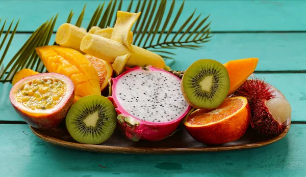 taze tropikal meyve - rambutan, papaya, kivi, mango ahşap arka plan üzerinde