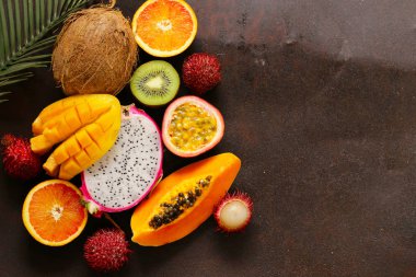 taze tropikal meyve - rambutan, papaya, kivi, mango ahşap arka plan üzerinde