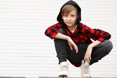 Sarışın yakışıklı beyaz arka plan üzerinde poz rahat kıyafetler