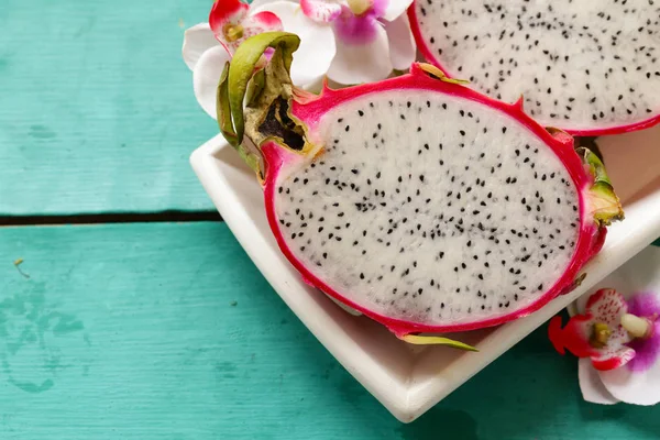 Fresh Tropical Fruit Dragon Eyes Wooden Table — Stock Photo, Image