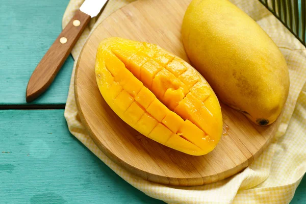 Färsk Tropisk Mango Frukt Trä Bakgrund — Stockfoto