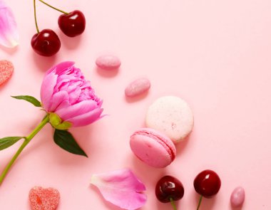 pembe arka planla Şakayık ve Badem Çerezler