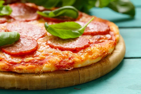 Pepperoni Pizza Friss Bazsalikommal Egy Fából Készült Háttér — Stock Fotó
