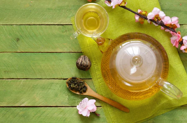 Bir Çaydanlık Kiraz Çiçekleri Bir Dalı Ile Yeşil Çay — Stok fotoğraf