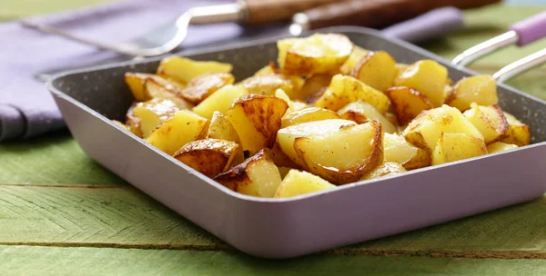 Batatas Fritas Uma Panela Ato Fritar Estilo Rústico — Fotografia de Stock