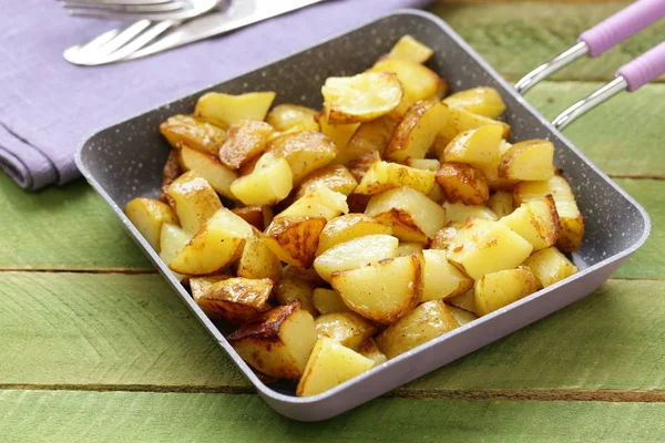 Batatas Fritas Uma Panela Ato Fritar Estilo Rústico — Fotografia de Stock