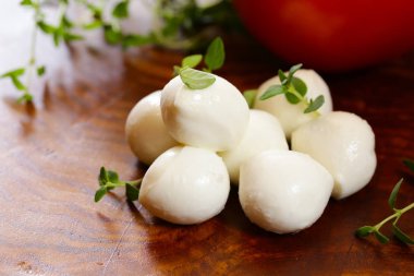 kekik yaprakları ile doğal taze mozzarella peyniri