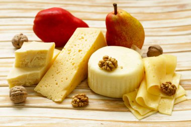 taze doğal çeşitli peynir kurulu ile aromatik armut