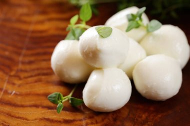 kekik yaprakları ile doğal taze mozzarella peyniri