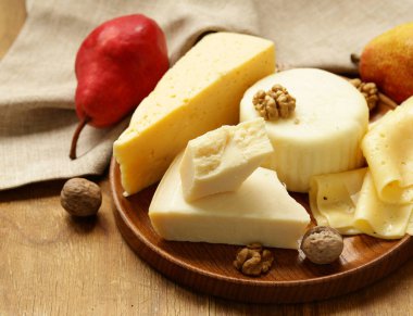 taze doğal çeşitli peynir kurulu ile aromatik armut