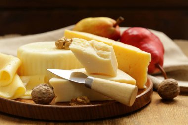 taze doğal çeşitli peynir kurulu ile aromatik armut