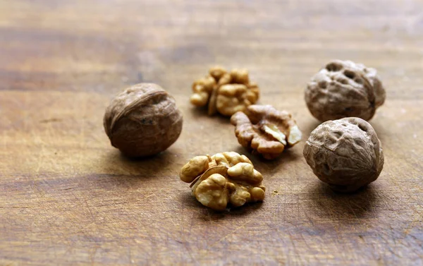 Biologische Walnoten Een Houten Achtergrond — Stockfoto